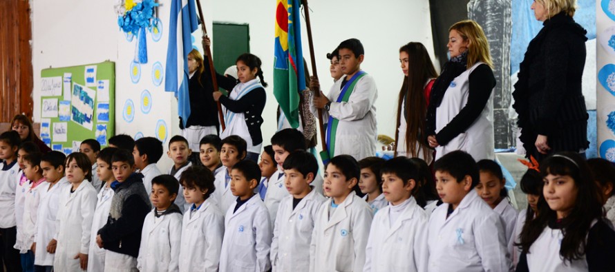 Alumnos de la Escuela N°1 realizaron la tradicional Promesa a la Bandera
