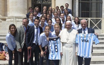 Las Leonas visitaron al Papa Francisco previo al inicio de la fase de Semifinales de la Liga Mundial