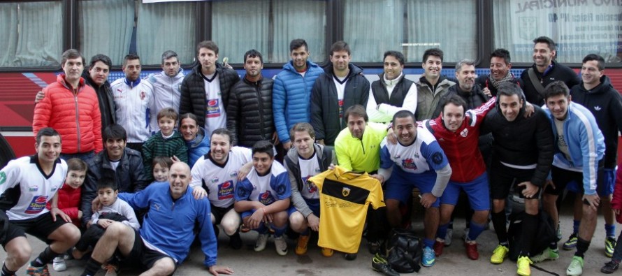Alex Campbell participó de un partido de fútbol a beneficio de dos instituciones mercedinas