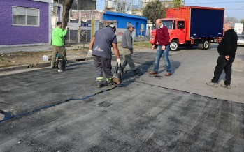 El Municipio repara calles de Virreyes dañadas por AySA y denuncia a la empresa