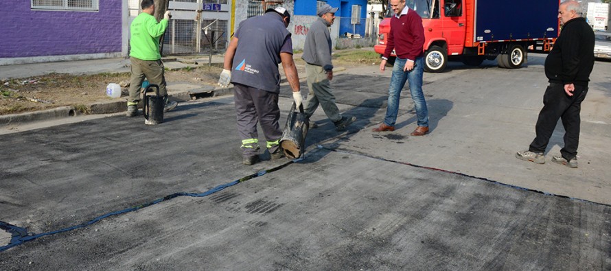 El Municipio repara calles de Virreyes dañadas por AySA y denuncia a la empresa