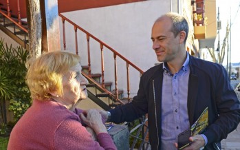 Santiago Aparicio y Juan Andreotti en campaña por el barrio Crisol
