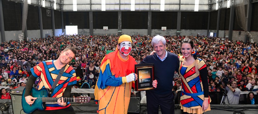 Piñón Fijo se presentó en el Polideportivo N°1 por el Día del Niño