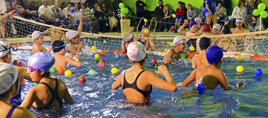 Encuentro recreativo de natación en el Poli 6