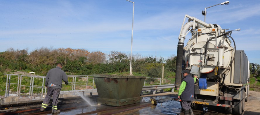 Trabajos de limpieza en la Estación de Bombeo N° 8 para bajar el nivel del Arroyo Fate en días de lluvia