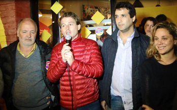 Alex Campbell cerró su campaña con una caminata por la Avenida Avellaneda