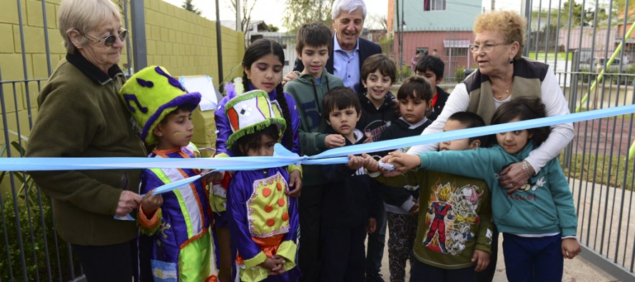 Se inauguró la nueva plazoleta en Villa Hall que lleva el nombre del poeta ‘Carlos Enrique Urquía’
