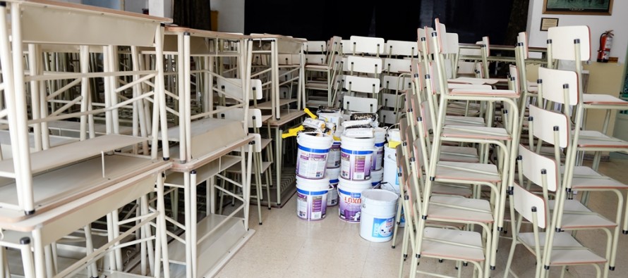 Entrega de mobiliario y materiales a la Cooperadora de la Escuela N°6