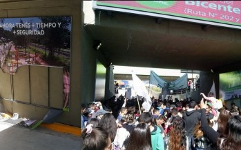 Fuego cruzado por los carteles destrozados en el túnel de Avellaneda