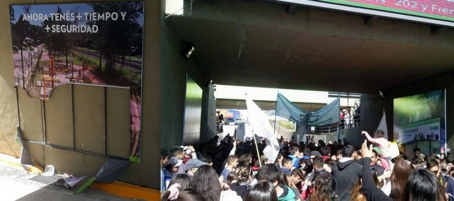 Fuego cruzado por los carteles destrozados en el túnel de Avellaneda