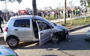 Patrullas municipales detienen a dos hombres armados tras persecución y choque