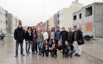 Alex Campbell recorrió ‘Los Piletones’ de Villa Soldati junto a su equipo