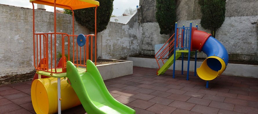 Nuevas sillas, bancos y materiales para los jardines N° 922 y 924