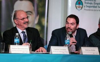 Matías Molle y Carlos Tomada entregaron certificados de capacitación laboral en la Técnica N°2