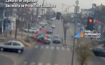 Chocó y volcó con su auto por no acatar la señal del semáforo