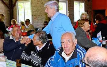 Los adultos mayores realizan caminatas, yoga y aquagym en el Poli N° 3