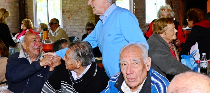 Los adultos mayores realizan caminatas, yoga y aquagym en el Poli N° 3