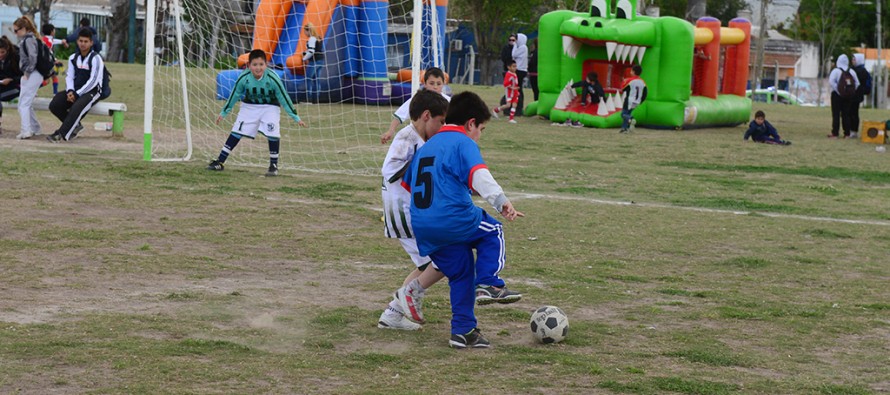La Liga Municipal de Fútbol Infantil celebró el Día de la Familia en el Poli 2