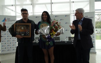 «Maravilla» Martínez le entregó los cinturones de campeona mundial a «La Pantera» Farías en el Poli 3