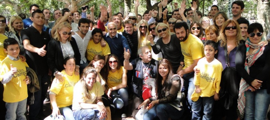 Alex Campbell cerró su campaña con una caminata por el centro comercial de San Fernando