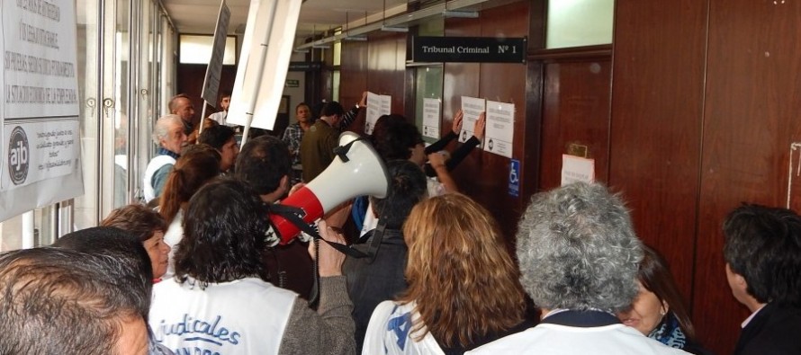 Escrache en Tribunales de San Isidro al juez Aquino