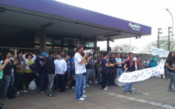 Corte en Uruguay y Acceso en reclamo a Mondelez por mejores condiciones de trabajo