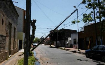 Correo de lectores: dos postes de luz a punto de caer sobre la calle Besares