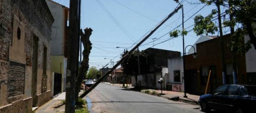 Correo de lectores: dos postes de luz a punto de caer sobre la calle Besares