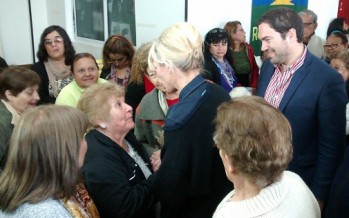 Karina Rabolini visitó un centro de jubilados junto a Matías Molle