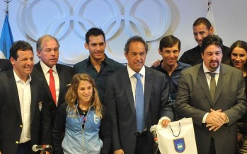 Scioli firmó el acta de compromiso con el deporte con las presencias de Paula Pareto y Ariel Suárez