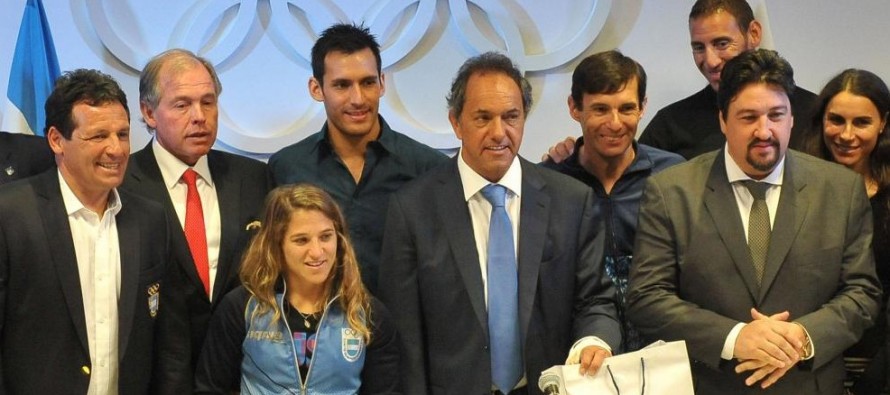 Scioli firmó el acta de compromiso con el deporte con las presencias de Paula Pareto y Ariel Suárez