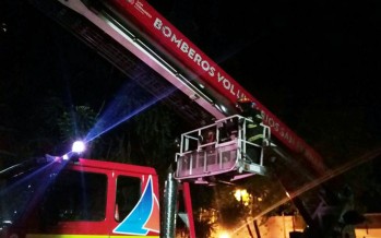 Los Bomberos combatieron el incendio de un departamento en Libertador y Alvear