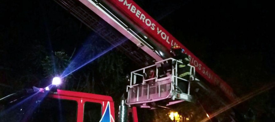 Los Bomberos combatieron el incendio de un departamento en Libertador y Alvear