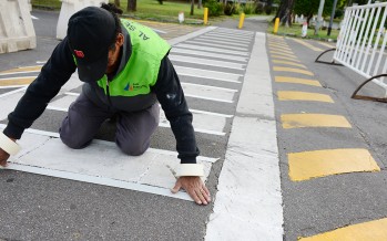 Trabajos de pintura vial en la costanera municipal