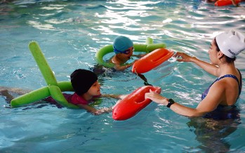 Capacitación en seguridad acuática a los alumnos de natación de los Polideportivos