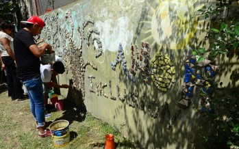 Jóvenes del Programa “Sumate” terminaron un mural con relieves en el Centro de Día para Ciegos