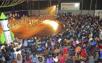 Espectáculo de gimnasia rítmica y bailes en el Polideportivo N°1