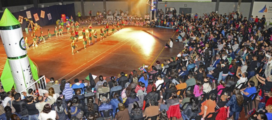 Espectáculo de gimnasia rítmica y bailes en el Polideportivo N°1