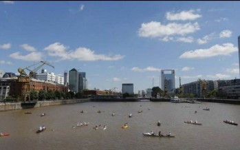 Remada por el Riachuelo: la sorpresa fue el bote ecológico de un vecino de San Fernando