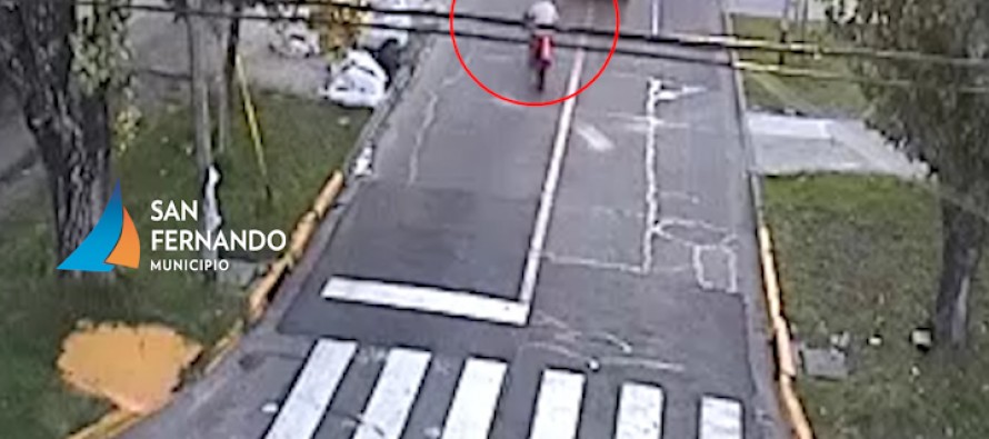 Violento choque entre una moto y un auto dejó como saldo un herido