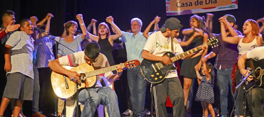La Casa de Día cerró el año con una exhibición artística en el Teatro Martinelli