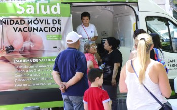 Operativo de vacunación en la puerta de la Parroquia Aránzazu