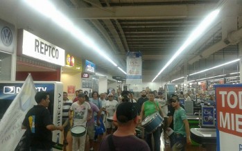 Protesta de trabajadores jerárquicos de comercio en el Walmart de San Fernando
