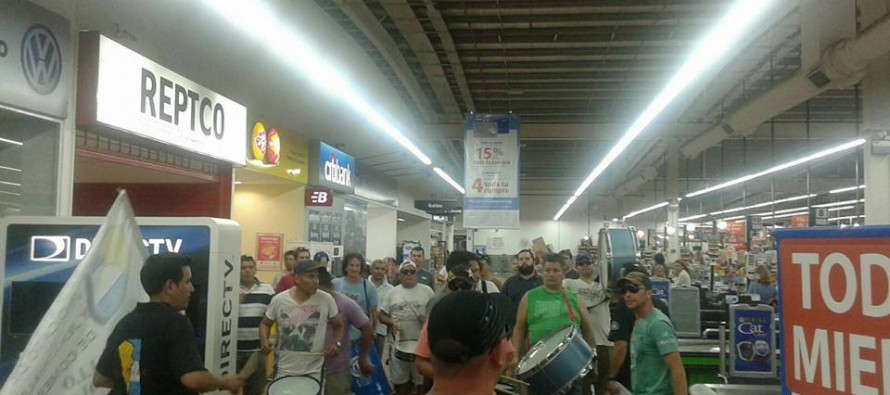 Protesta de trabajadores jerárquicos de comercio en el Walmart de San Fernando