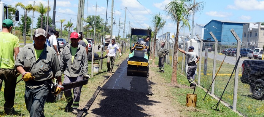 Paseo aeróbico en construcción al costado de la Ruta 202