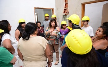 Jóvenes del Programa SUMATE en la obra del nuevo edificio municipal que se construye en Sarratea y 25 de Mayo