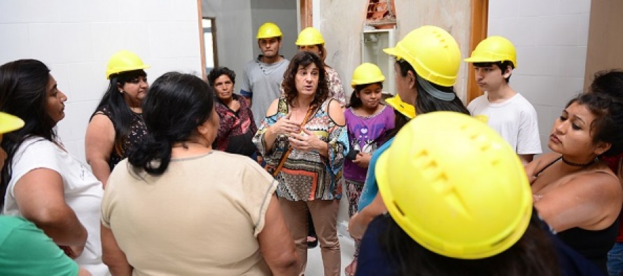 Jóvenes del Programa SUMATE en la obra del nuevo edificio municipal que se construye en Sarratea y 25 de Mayo