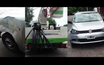 Camión municipal estacionado sin freno de mano chocó a dos vehículos