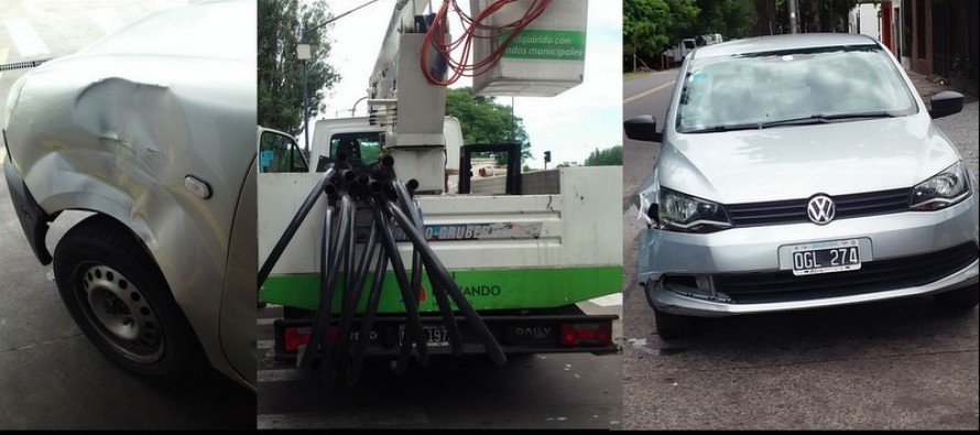 Camión municipal estacionado sin freno de mano chocó a dos vehículos