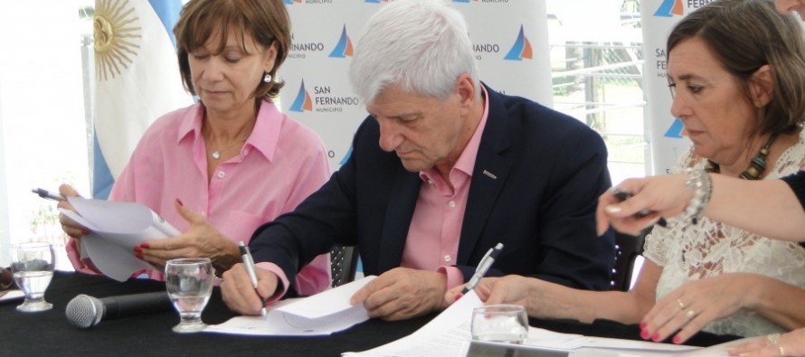 Se entregó mobiliario a escuelas de las islas y del continente